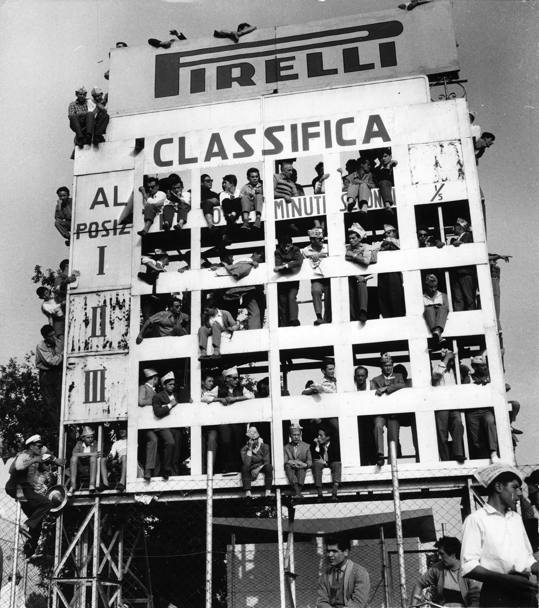 1955: spettatori arrampicati sul tabellone (Publifoto/Olycom)